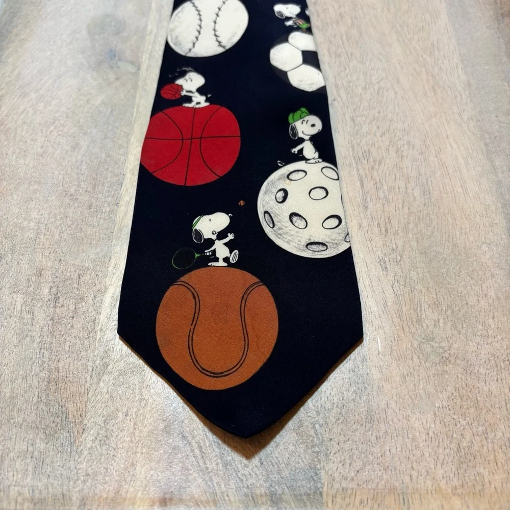 Snoopy the most valuable player‎ Sports Themed Tie peanuts